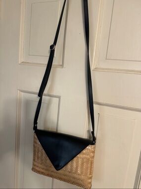 Woven Straw Crossbody with Black Flap - Women9s Shoulder Bag